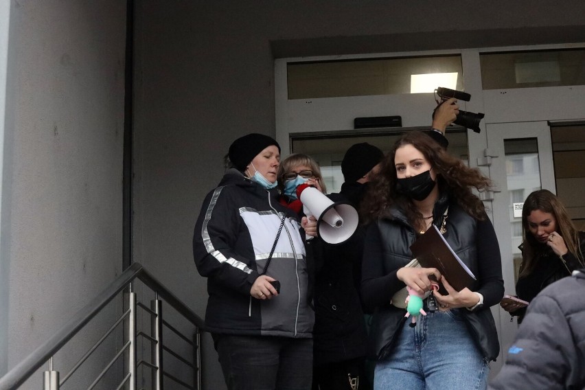 Manifestacja sprzeciwu przed Legnicką Spółdzielnią Mieszkaniową, zobaczcie zdjęcia