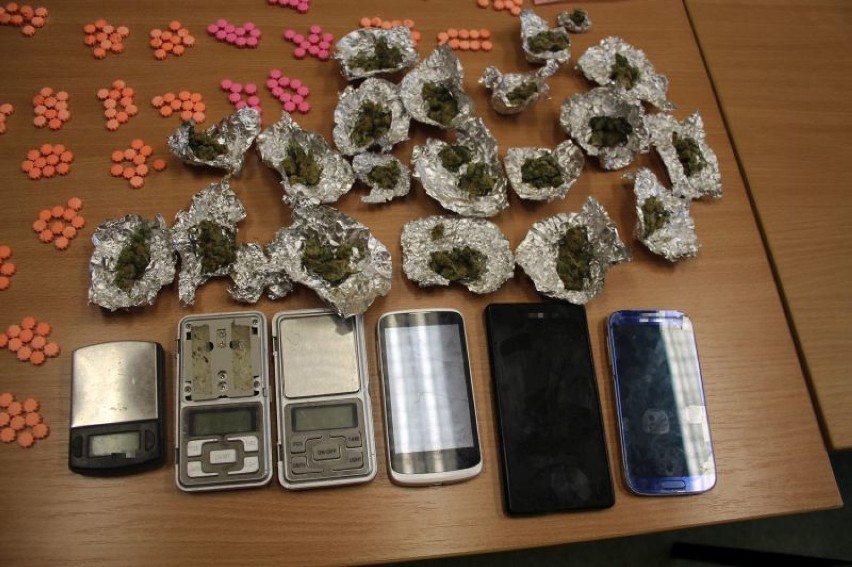 Policjanci zatrzymali 20-letniego dilera narkotyków