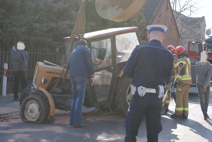 Kolizje z traktorem. W Rudzie 61-latek uderzył w dacię, w Mirkowie 16-latek wjechał w citroena