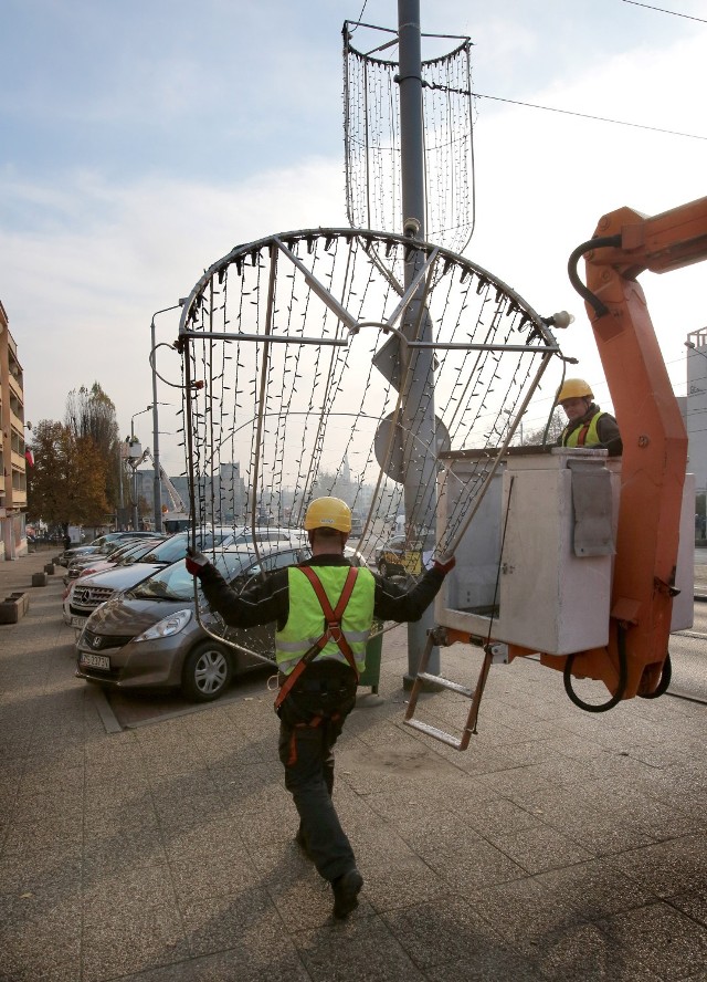 Od środy na ulicach miasta możemy już dostrzec dekoracje ...