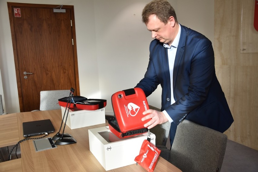 Gmina Śrem kupiła kolejne dwa defibrylatory AED dla szkół...