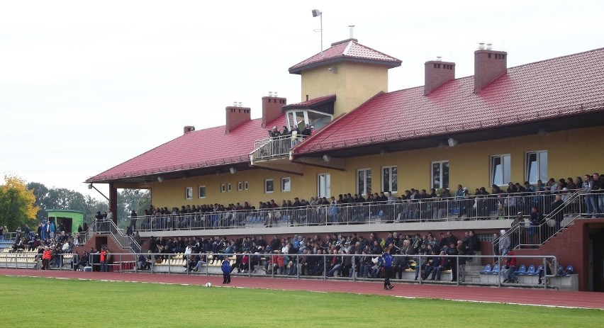 Mecz uświetniający 40-lecie klubu Nysa Zgorzelec przyciągnął na trybuny wielu kibiców.