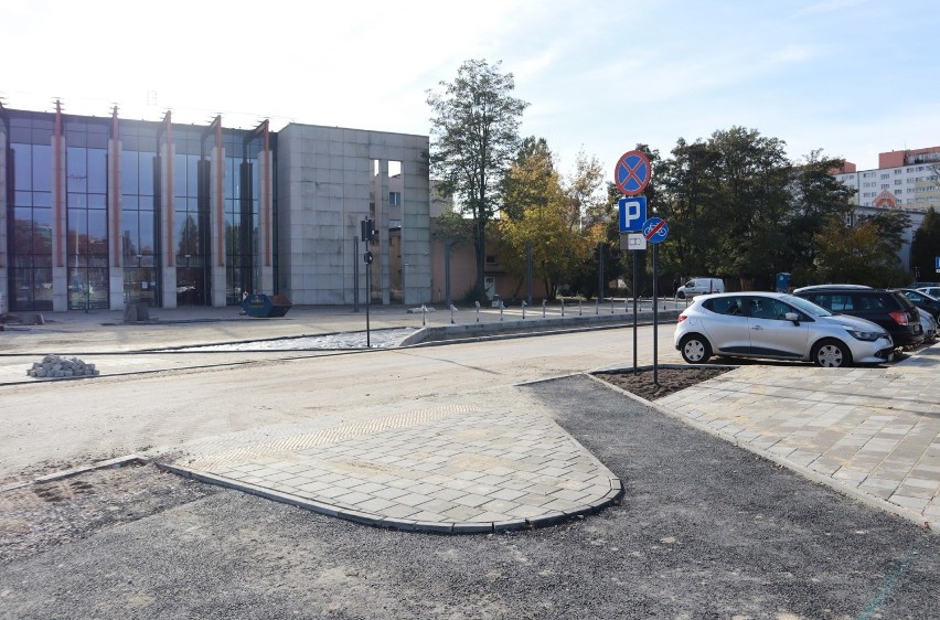 Zobacz, jak zmienia się ulica Żubardzka. Nowe parkingi, gładka jezdnia, oświetlenie i rośliny ozdobne. ZDJĘCIA