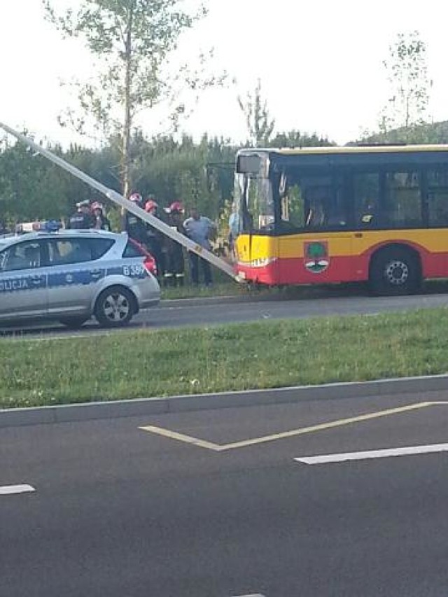 Na al. Podwale w Wałbrzychu autobus uderzył w latarnię. Jedna z pasażerek została przewieziona do szpitala