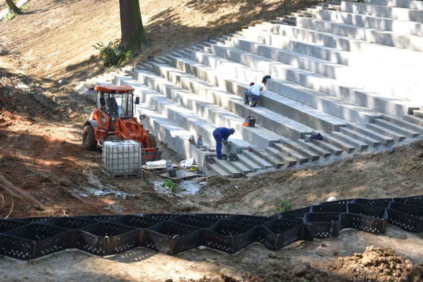 Tarnów. Poślizg z parkiem coraz większy, a jeszcze konieczne są poprawki [ZDJĘCIA]