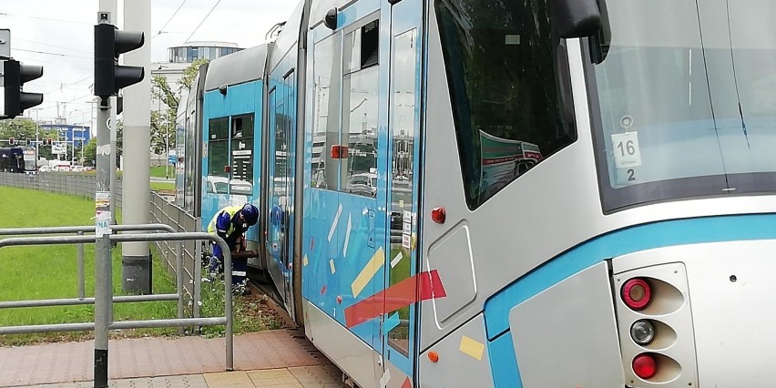 Wykolejenie tramwaju na Legnickiej przy Dolmedzie