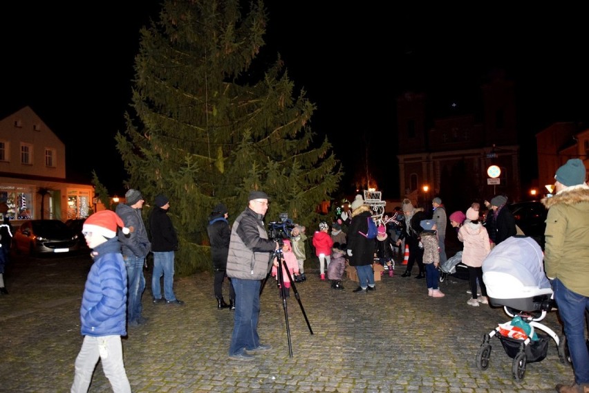 Zbąszyń: Na miejskiej choince powieszono ozdoby i zapalono lamki - 6 grudnia 2019