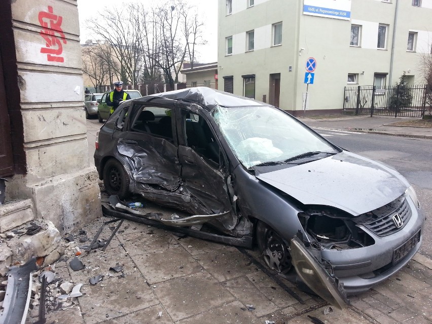 Wypadek na ul. 6 Sierpnia w Łodzi. Zderzenie volvo z hondą [ZDJĘCIA+FILM]