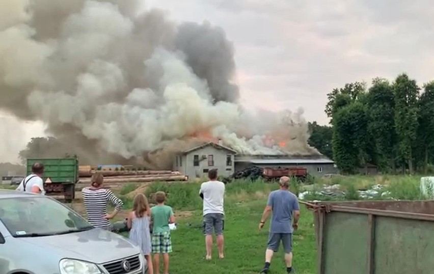 Grodzisko. Pożar hali w tartaku. Ogień gasiło 16 zastępów straży z powiatu strzeleckiego, Opola i Krapkowic