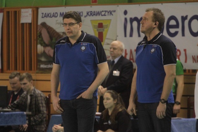 Smutne miny mają radomscy trenerzy, Robert Prygiel (z lewej) i Wojciech Stępień