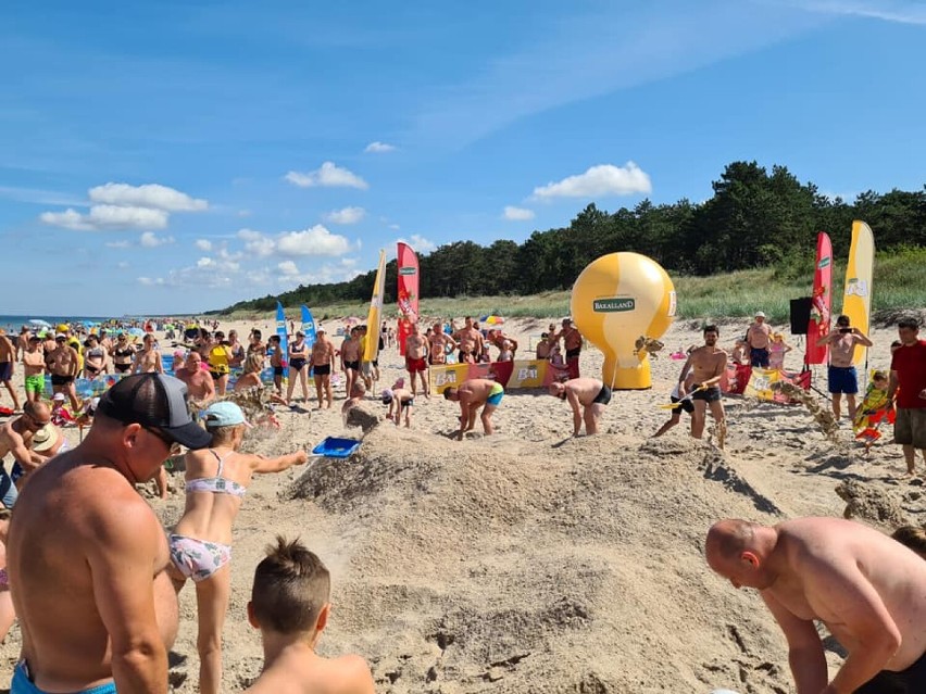 Wielka góra piasku na plaży w Dąbkach. Świetna zabawa [zdjęcia] 