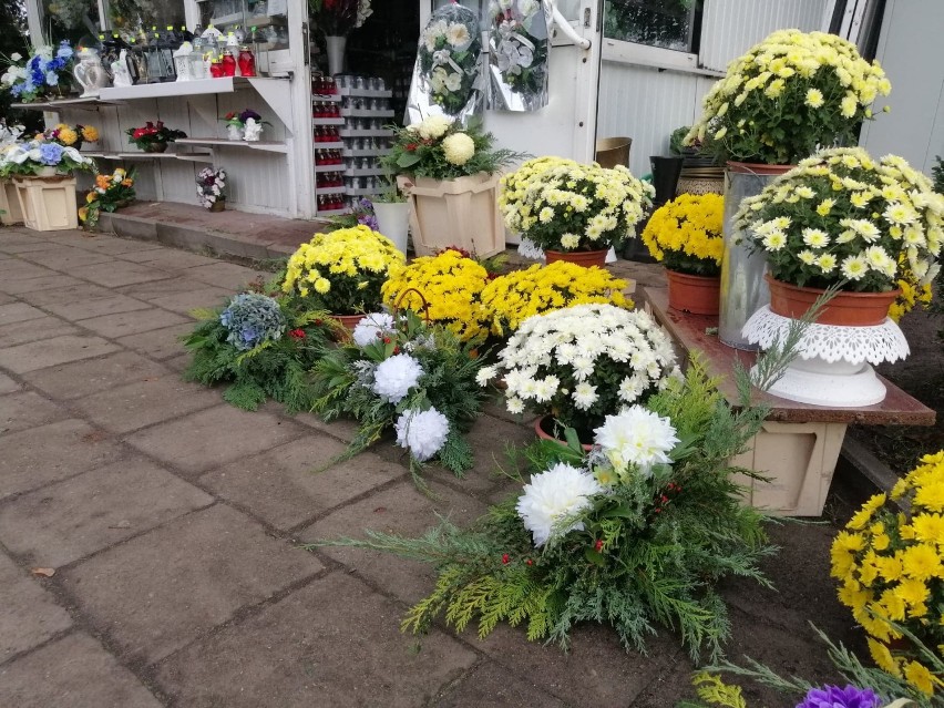 Cmentarz w Kołobrzegu zamknięty - a markety otwarte! - mówią rozgoryczeni sprzedawcy kwiatów i zniczy