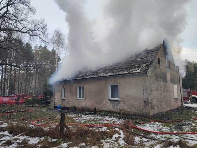 Wybuchła butla z gazem. Na miejscu pracują strażacy.