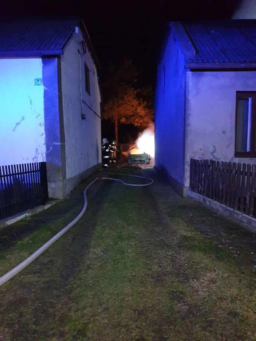 Pożar samochodu w gminie Lgota Wielka. Zagrożone były także budynki