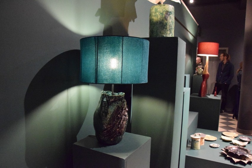 Cieplewo. Wystawa ceramiki "Luminarium" w galerii Kaloryfer. Można podziwiać ceramiczne lampy i biżuterię | ZDJĘCIA, WIDEO
