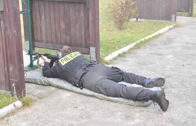 Policjanci doskonalili swoje umiejętności na strzelnicy we Włocławku [ZDJECIA]