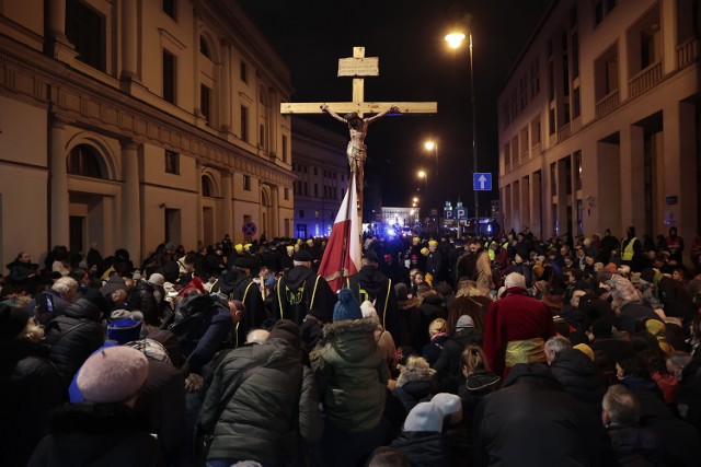 Wielki Piątek w stolicy. Ulicami Warszawy przeszła Centralna Droga Krzyżowa