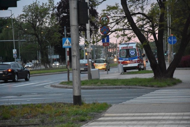 Wypadek karetki na skrzyżowaniu Legnickiej i Milenijnej