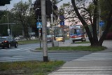 Karetka potrąciła pieszego we Wrocławiu. Zobacz zdjęcia i film