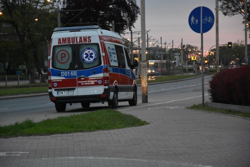 Wypadek karetki na skrzyżowaniu Legnickiej i Milenijnej