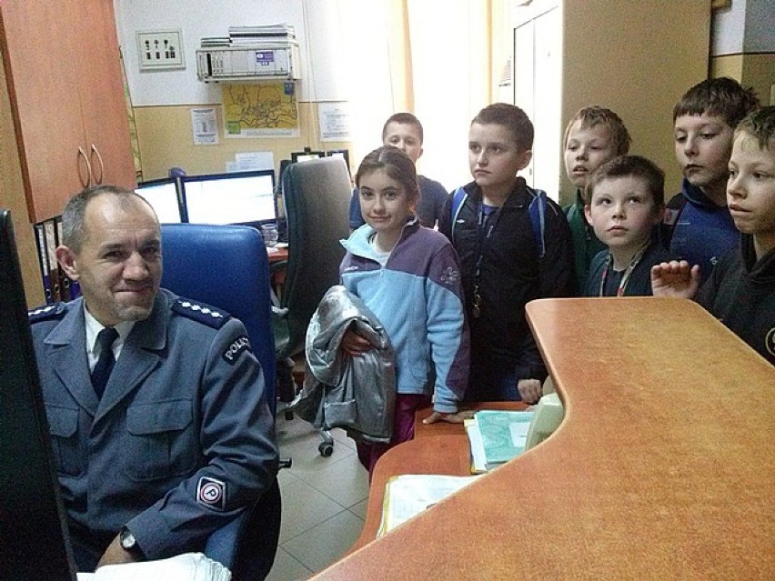 Dzieci odwiedziły policjantów w Strzyżowie