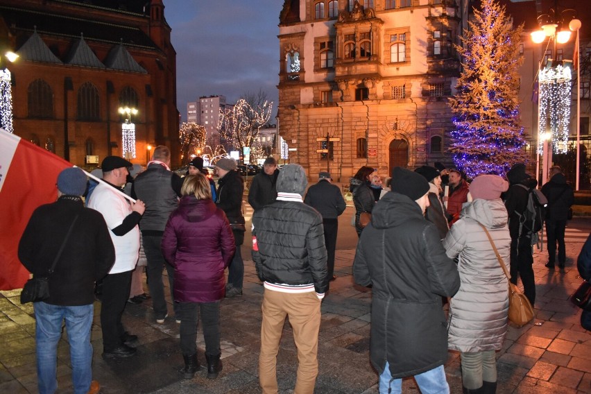 Spontaniczny protest STOP SEGREGACJI SANITARNEJ wyruszył spod legnickiego Ratusza