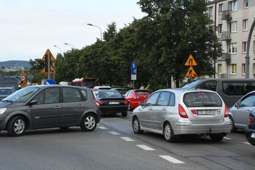 Remont na ważnym skrzyżowaniu ulic Warszawska, Jesionowa, Świętokrzyska w Kielcach i ogromne korki. Do kiedy utrudnienia? (ZDJĘCIA, WIDEO)