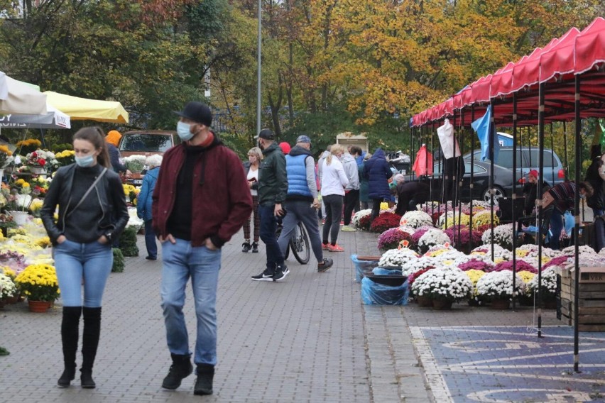 Tłumy na cmentarzach to między innymi ryzyko kradzieży. O...