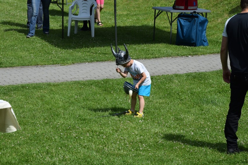 Piknik rodzinny przy Muzeum Ziemi Wieluńskiej. Wśród atrakcji strzelanie z łuku, rycerski zakątek, czy zabawa z wykrywaczem metalu ZDJĘCIA