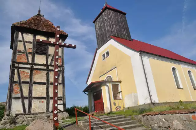 Tak dzwonnica przy kościele w Wierzchowie wyglądała jeszcze kilka lat temu