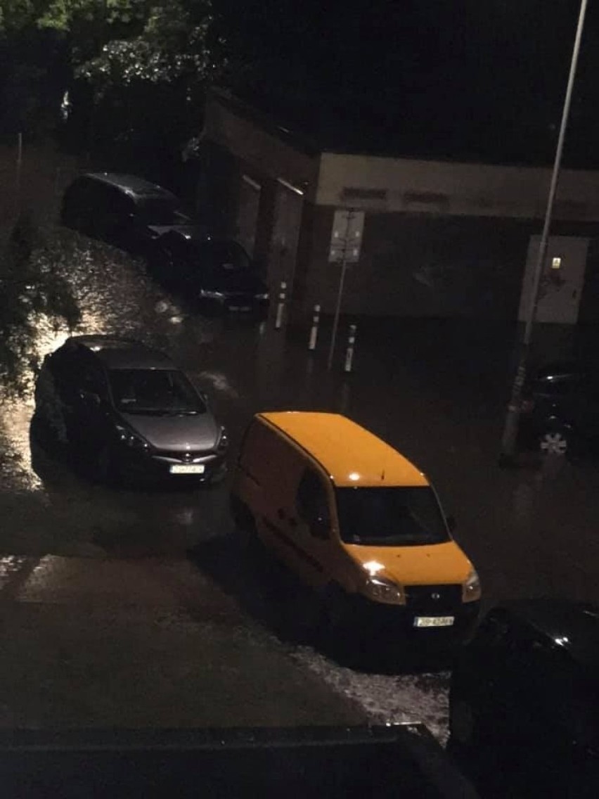 Ulewa i zalane ulice w Szczecinie! Ogromne utrudnienia, wiele dróg jest zalanych. WIDEO i ZDJĘCIA – 30.06.2021