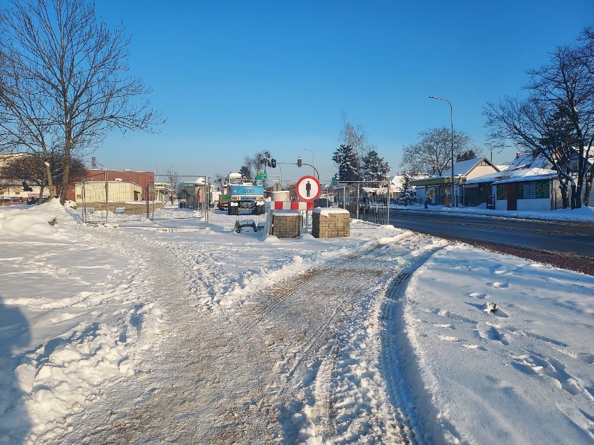 Trwa budowa ronda na skrzyżowaniu ulic Królewieckiej i Fromborskiej. Pojawiają się utrudnienia dla pieszych i zmiany w organizacji ruchu