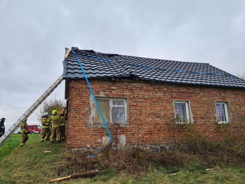 Wiatr zerwał dach z budynku w Kornatowie