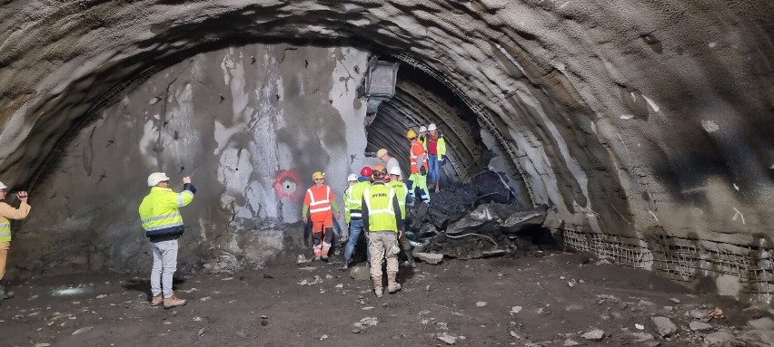 Obok Węgierskiej Górki powstaje najdłuższy tunel drogowy w woj. śląskim! Drogowcy zaraz się przebiją - oto zdjęcia z budowy S1