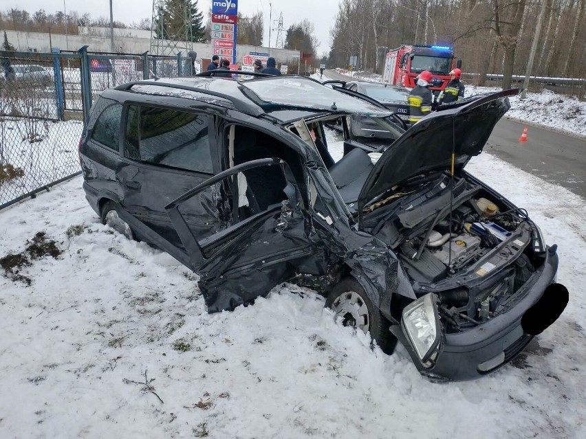 Wypadek w Skarżysku. Dwie kobiety zabrane do szpitala po zderzeniu dwóch aut