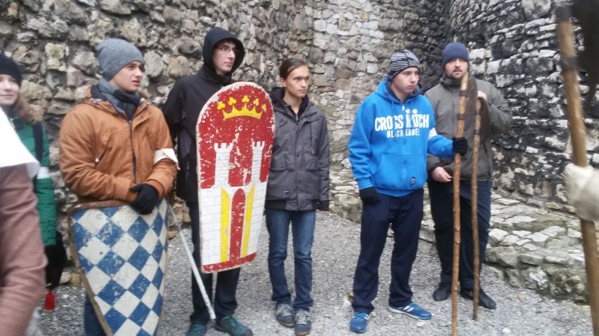 Bractwo rycerskie uczy nowicjat na zamku w Będzinie