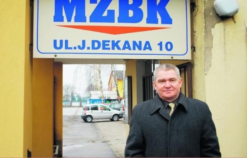 2009 rok, dyrektor przed siedzibą MZBK