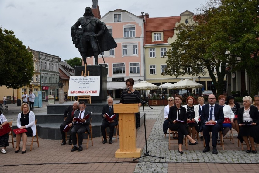 Utwory Bolesława Prusa oraz Elizy Orzeszkowej rozbrzmiewały na wejherowskim rynku – Narodowe Czytanie 2019 [ZDJĘCIA]