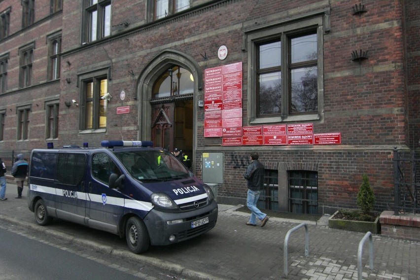 Wrocław: Alarm bombowy - ewakuowano cztery sądy (ZDJĘCIA)