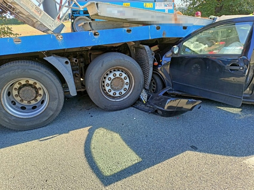 Osobówka wbiła się w tył samochodu ciężarowego na DK 81 w Orzeszu