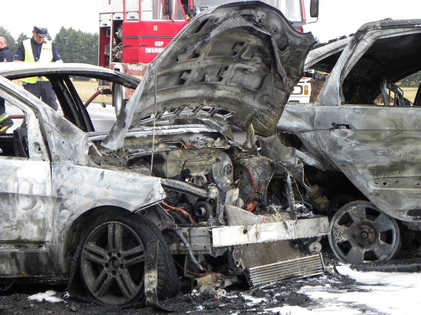 Wypadek w Chojnie w gminie Szczytniki. Spłonęły dwa auta [FOTO] 