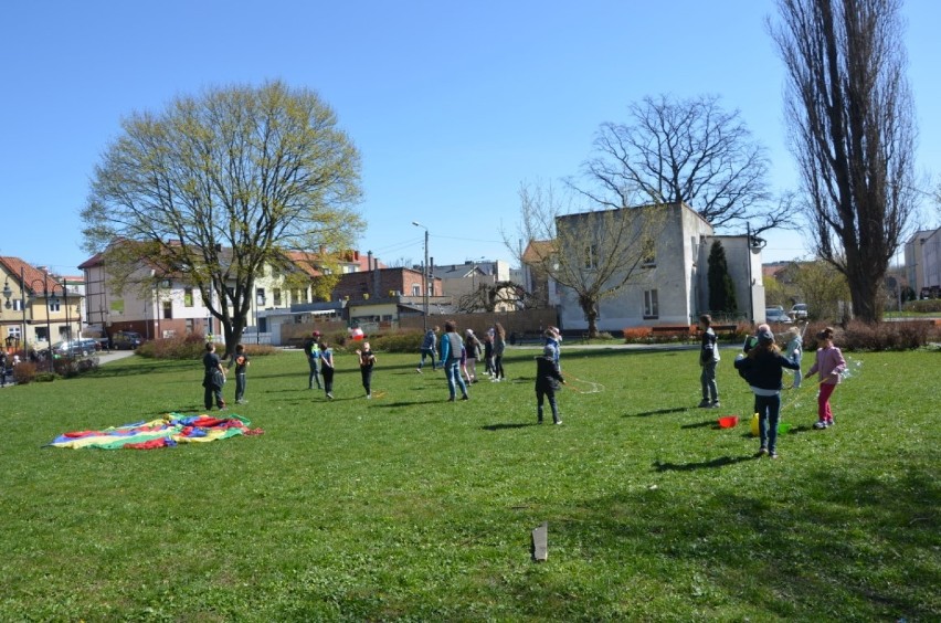 Dzieci wesoło wybiegły z domu - bajki i zabawy na zielonej trawce przed Żuławskim Ośrodkiem Kultury