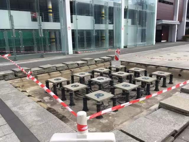 Fontanna między piętrowym parkingiem „Centrum” a Zakładem Ubezpieczeń Społecznych na placu Konstytucji 3 Maja w Kielcach została rozebrana, bo prowadzone jest konserwacja urządzeń.
