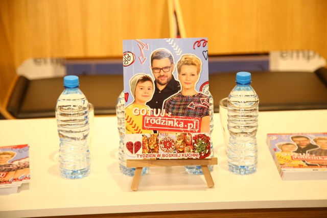 Najsłynniejsza serialowa rodzina wydała książkę. Rodzinka.pl promowała swoje... przepisy [ZDJĘCIA]