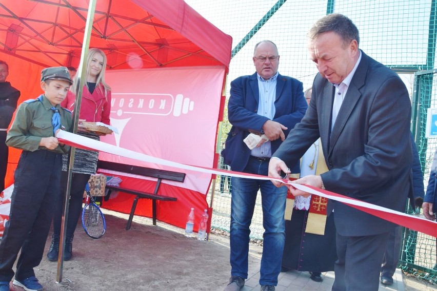 Kort tenisowy powstał w Warcie. Nowy obiekt, otwarciu którego towarzyszył inauguracyjny turniej, uzupełnił miejscowego Orlika (zdjęcia)