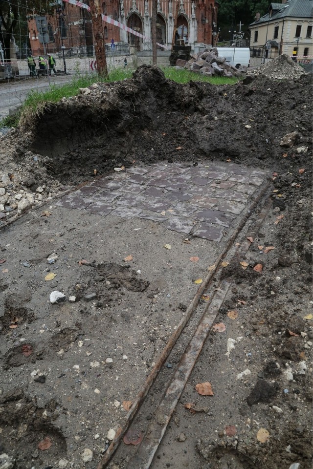 Podczas prac remontowych na Rynku Podgórskim budowlańcy odkryli fragmenty historycznego torowiska pętli tramwajowej.
