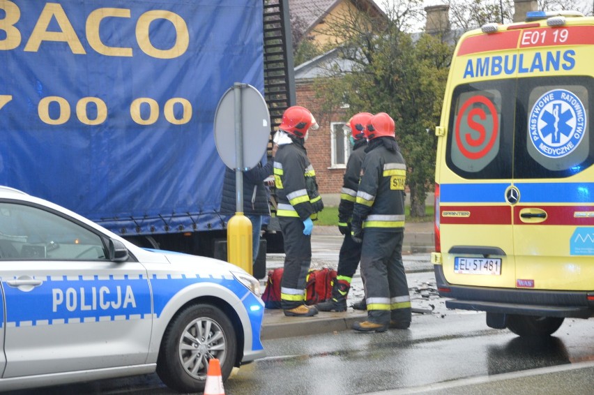 Wypadek na skrzyżowaniu ulic Czerwonej i Skłodowskiej w Skierniewicach. Utrudnienia w ruchu [Zdjęcia]