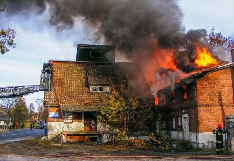 Pożar budynku koło zabytkowego młyna w Iławie