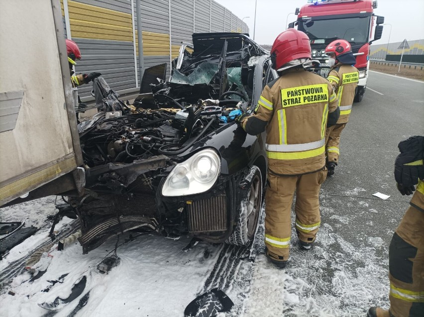 Wypadek na S8 koło Zduńskiej Woli. Zderzenie porsche z...