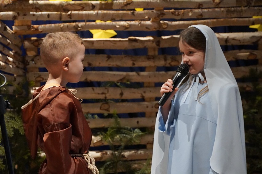 Stróżówka. Za małych aktorów z jasełkowego przedstawienia kciuki trzymała cała społeczność wsi. Nic dziwnego, było pięknie!